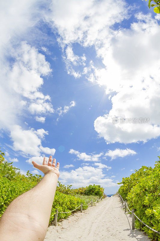 一名年轻男子在美国南佛罗里达州迈阿密海滩的南海滩玩耍的视角拍摄