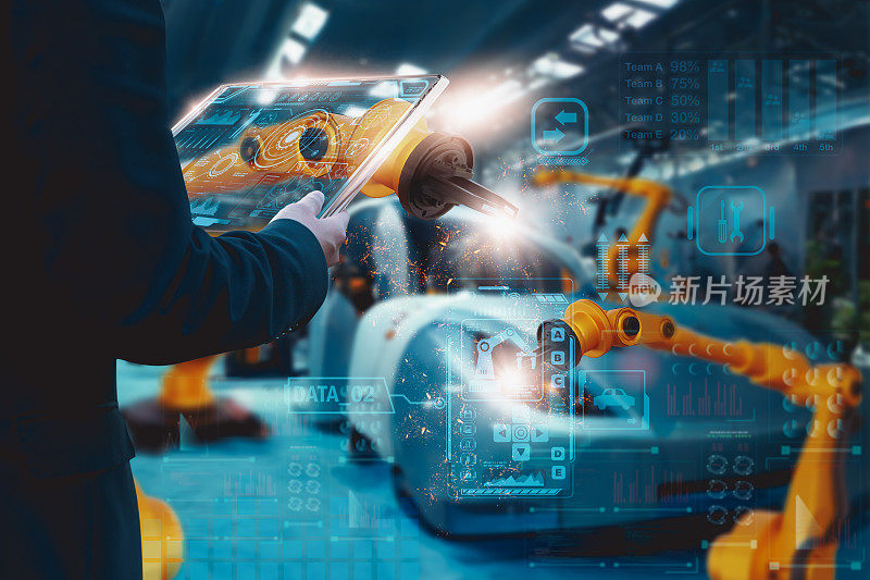 工程师通过智能平板电脑、汽车工业、汽车生产线、制造、运营业务和工业4.0、人工智能或AI控制自动化机器人手臂在工厂的装配