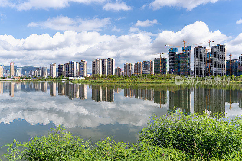 生态公园的草地和湖泊反映了中国福建省莆田市的城市形象