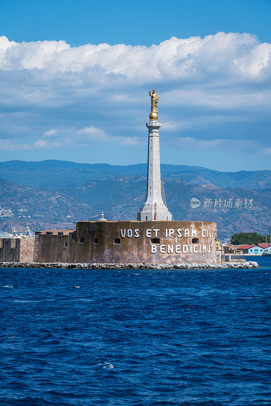 意大利西西里岛，墨西拿港的圣母德拉莱特拉雕像
