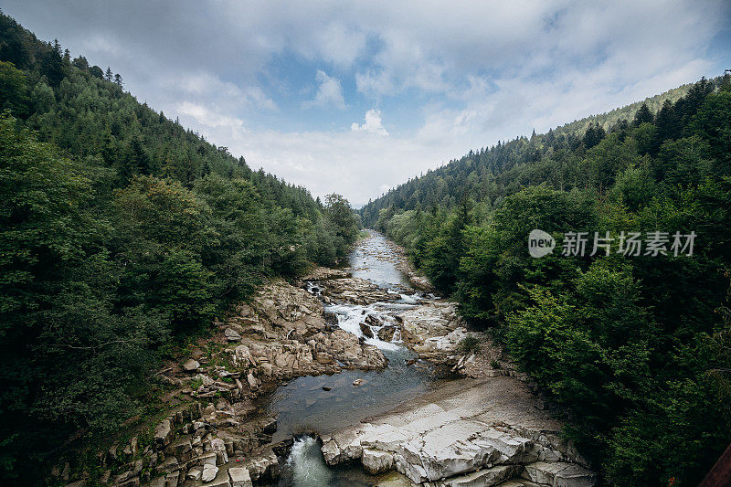 山间河流的风景。岩石河床