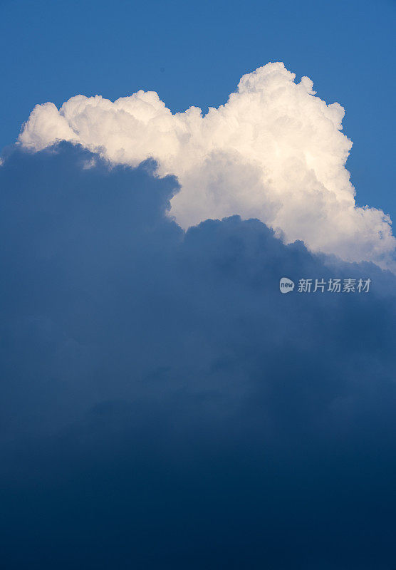 日落时的积雨云