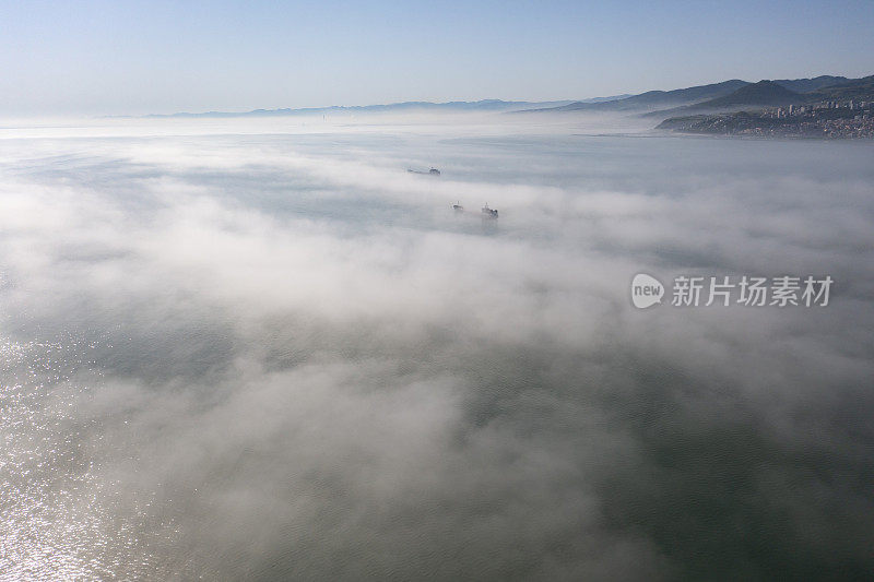 黑海上空的低云。雾在海