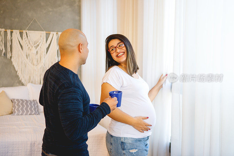 一对年轻夫妇期待着他们的第一个孩子