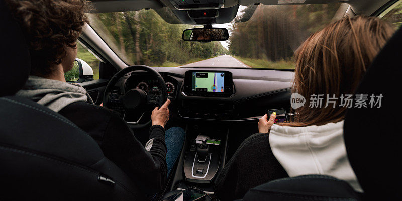 人在室内开车，男人开着车，美女靠近。旅游摄影、旅行、度假摄影的概念。