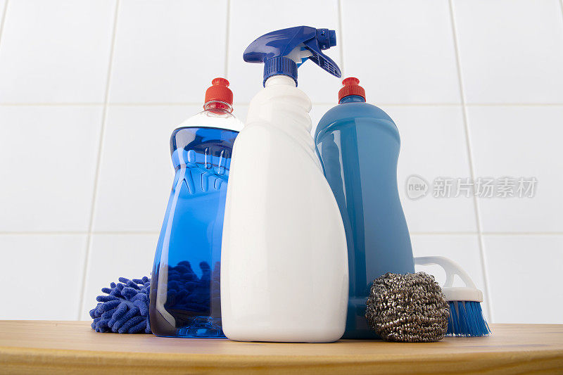 三个塑料瓶的清洁产品特写