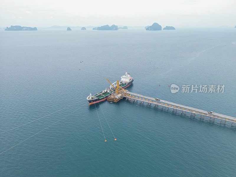 深海港口的工业原油和燃料油轮鸟瞰图