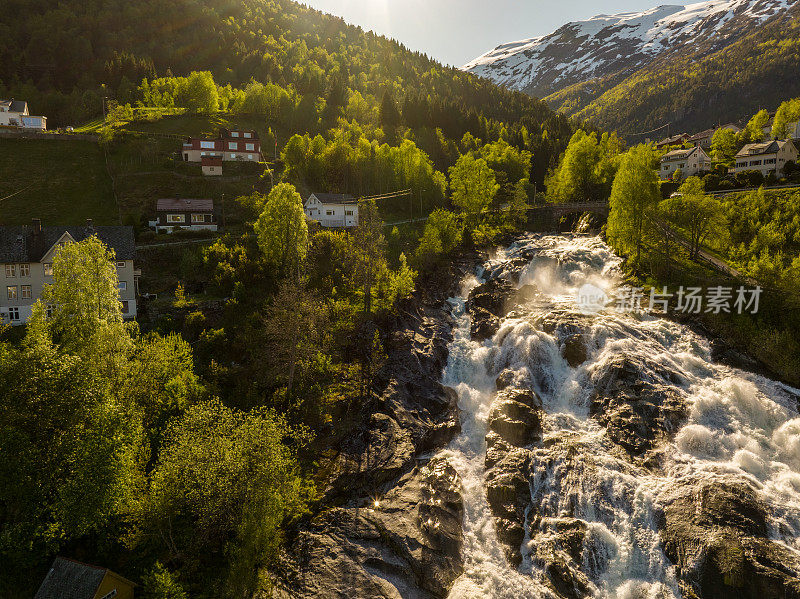 日落时Hellesyltfossen瀑布的鸟瞰图