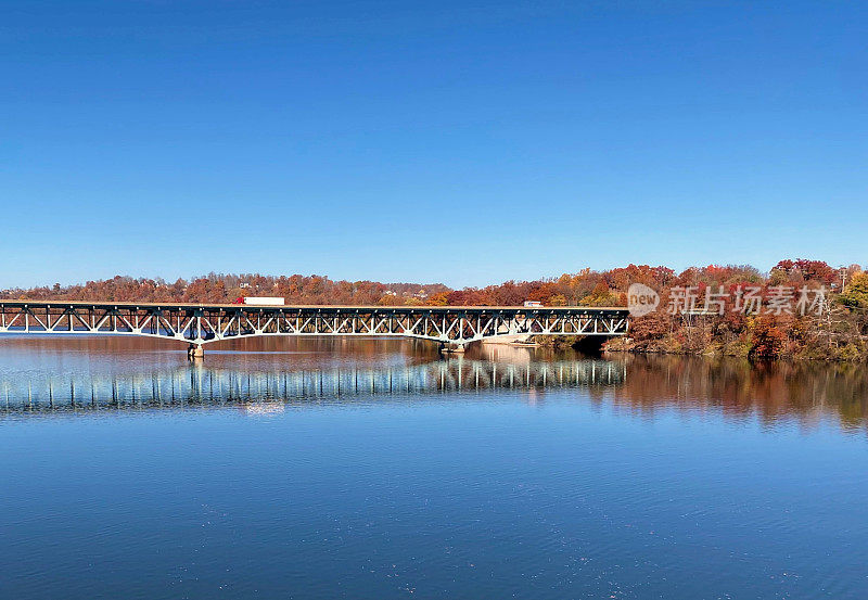 冰渡桥的风景，欺骗湖，西弗吉尼亚州
