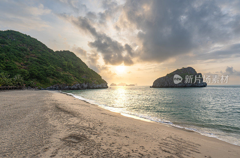 在东南亚兰哈和下龙湾的越南猫巴岛的热带天堂上充满活力的日出