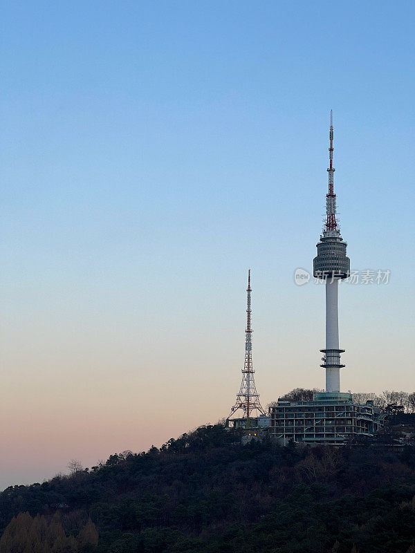 南山塔，韩国首尔的冬天早晨