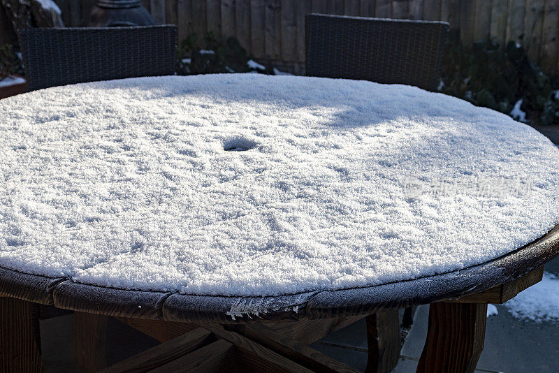 花园里的桌子被雪覆盖