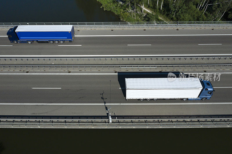工作中的世界，公路桥上的重型货物，鸟瞰图