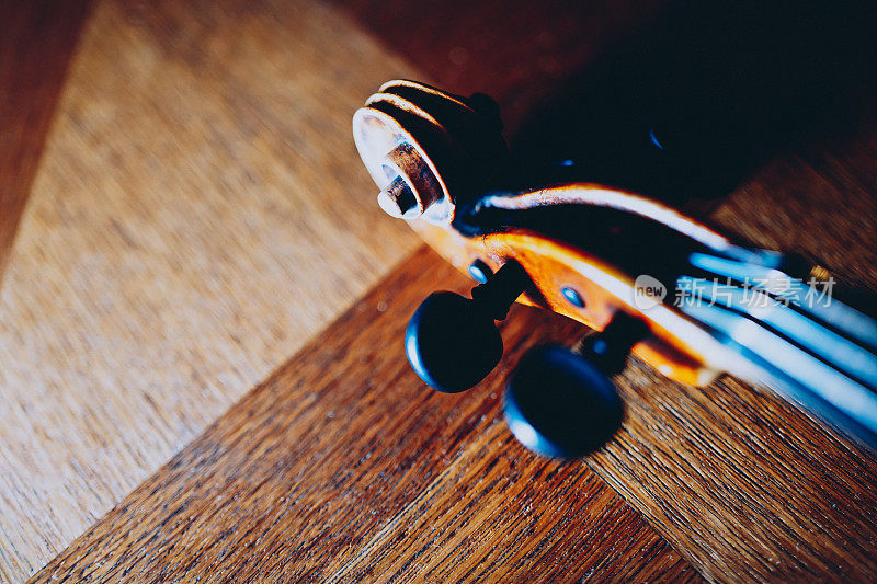 那把旧小提琴。