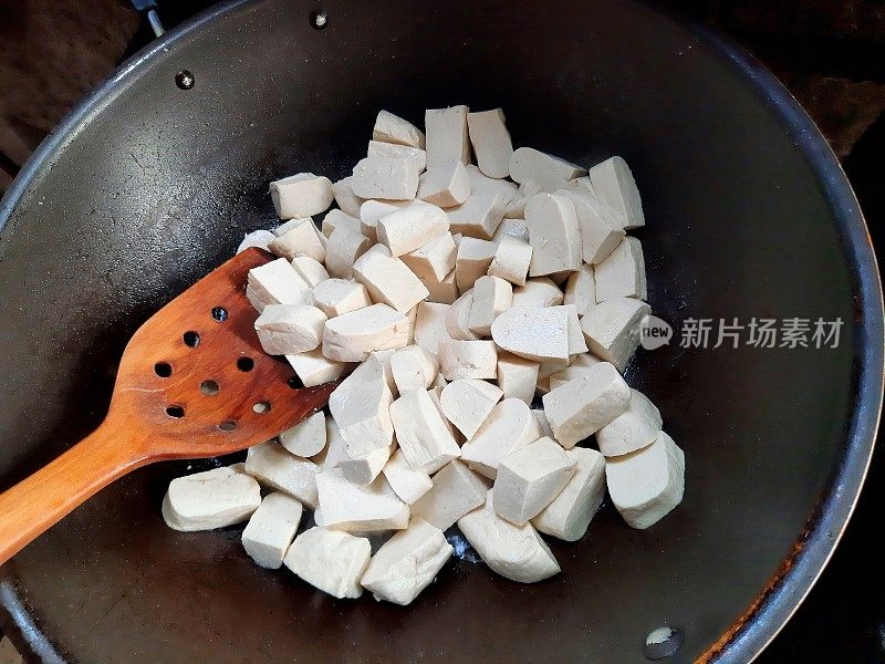 用煎锅煎豆腐——食品的制备。