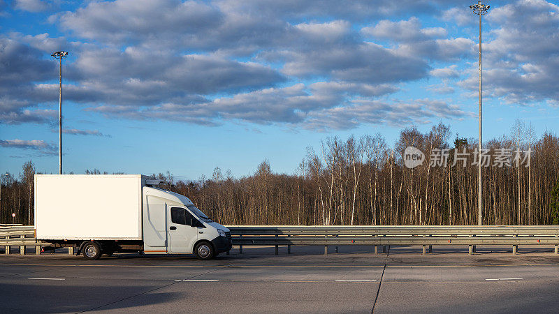 停在多车道高速公路边的货车