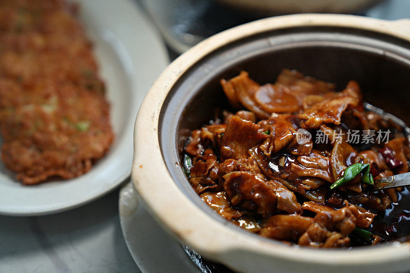 泥锅咸鱼五花肉，中国的一道美食。