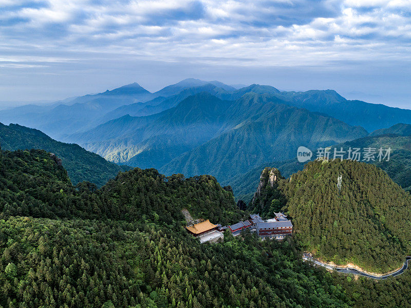 山地和绿色森林的航空摄影