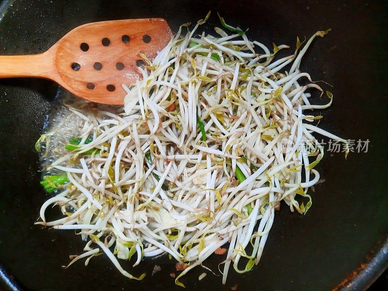 炒菜炒豆芽——食物准备。