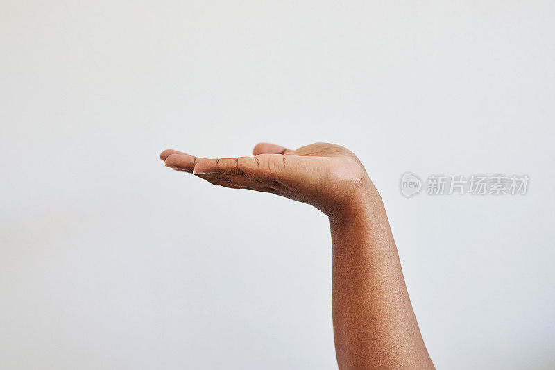 女人，手和特写握着手势，提供或问题，身体语言和符号在白色背景。张开手掌，双手广告女孩询问，建议或显示广告空间，同时隔离