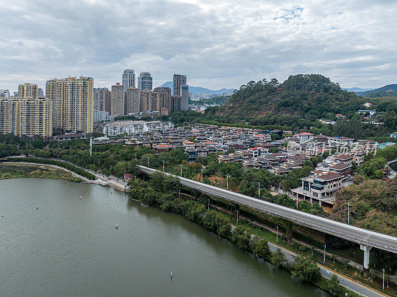 建筑，高速公路，城市绿化带