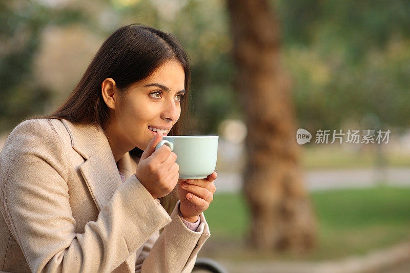快乐的女人在冬天喝咖啡