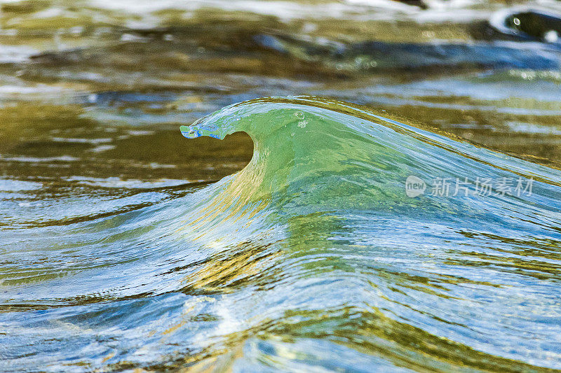 微缩的宏观海浪打破海岸线与惊人的细节