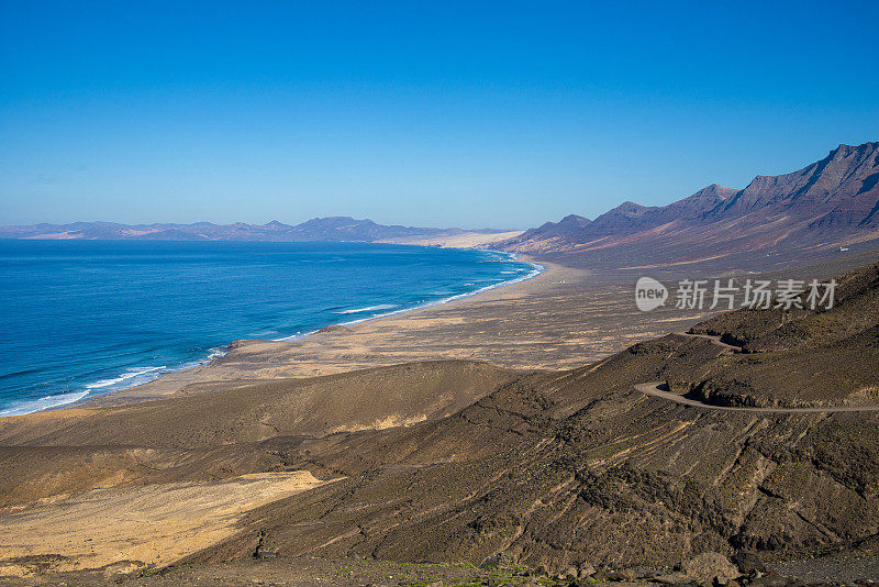 富埃特文图拉——午后阳光下美丽的海滩和科费特山脉