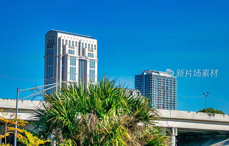 奥兰多摩天大楼在一个阳光明媚的日子，佛罗里达州