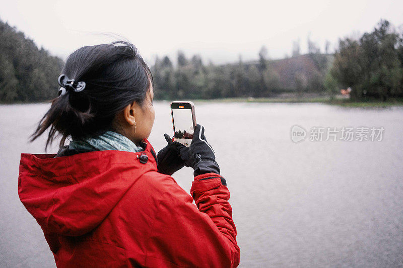 东南亚女孩拍摄拉努帕尼湖清晨阴天