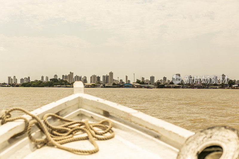 从亚马逊河上驶向城市的船上俯瞰