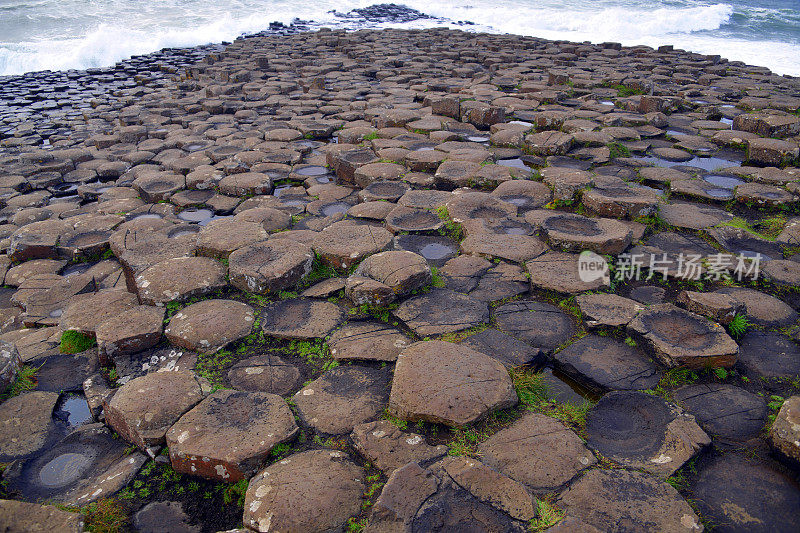 北爱尔兰安特里姆郡的巨人堤道地板，像一条通往北大西洋的鹅卵石路，自1986年以来被联合国教科文组织列为世界遗产