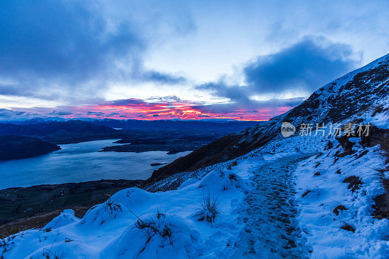 在日出时徒步旅行，欣赏雪山的壮丽景色