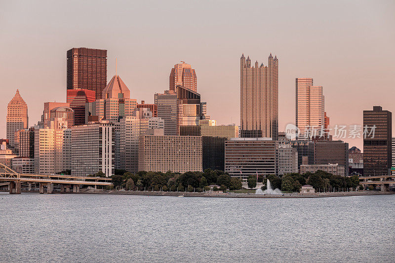 宾夕法尼亚州匹兹堡的市景。阿勒格尼河和莫农加希拉河的背景。俄亥俄河。匹兹堡市中心有摩天大楼和美丽的日落天空
