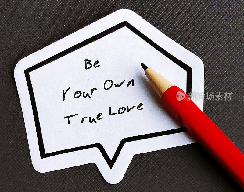 有手写文字“做你自己的真爱”的演讲贴纸，自我价值的概念——你就是你自己的真命天子，不需要找别人来完成你的生活。