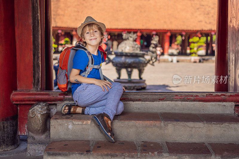 越南东南亚河内文庙的一名男孩游客。越南首都的孔庙。越南在冠状病毒隔离后重新开放