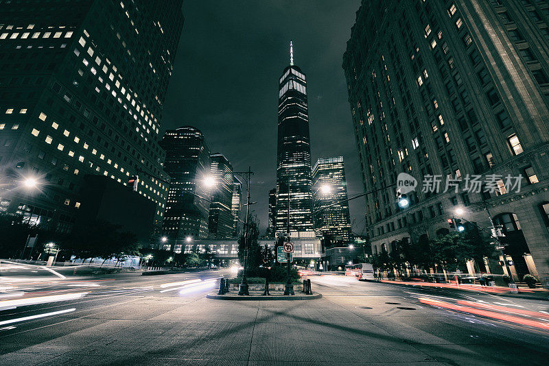 在世贸中心一号大楼的夜晚。