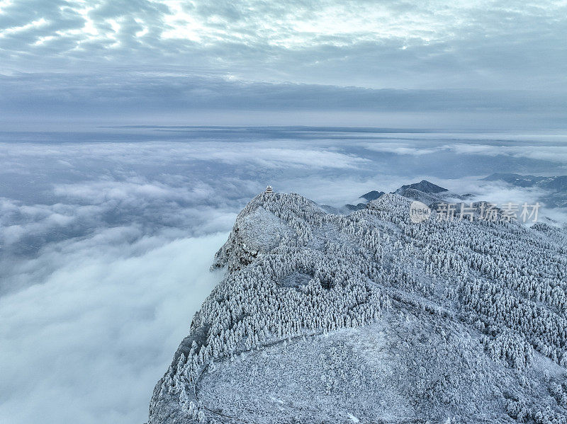 冬季航拍白雪覆盖的峨眉山，四川峨眉山的金顶(华藏寺)，中国著名的佛教名山