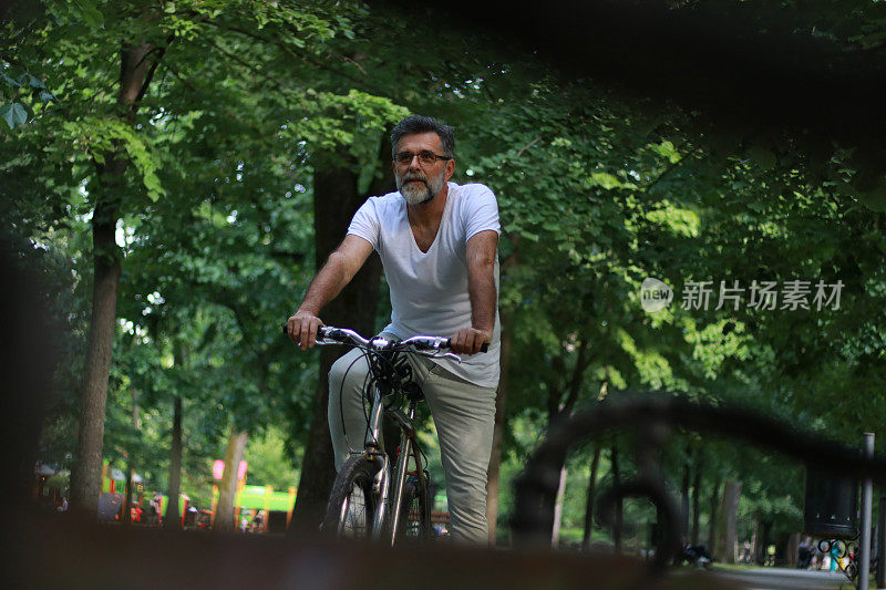 活跃的老年人在公园骑自行车