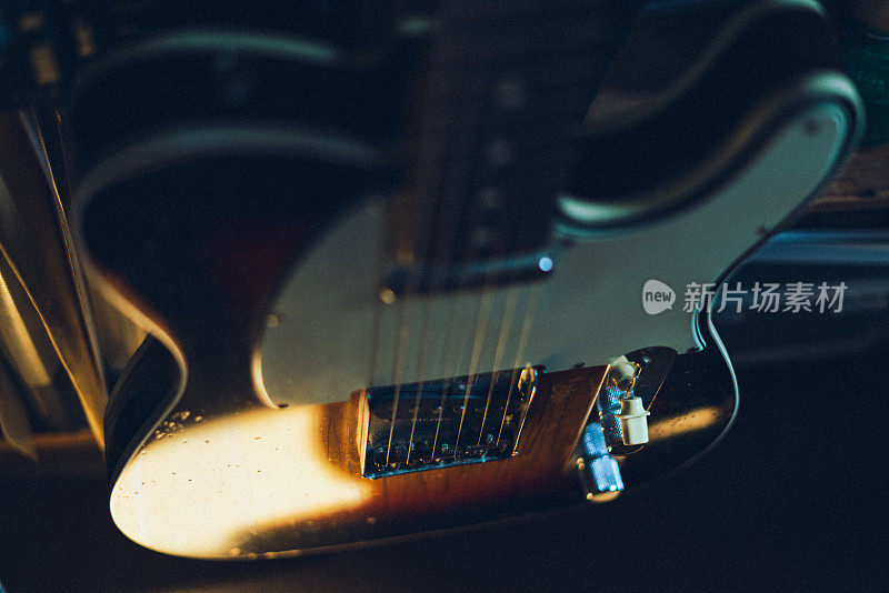 一把电吉他在倾斜的光线下发光。