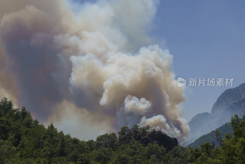 土耳其安塔利亚附近凯梅尔的森林大火。Kemer是安塔利亚西海岸最受欢迎的旅游目的地之一。