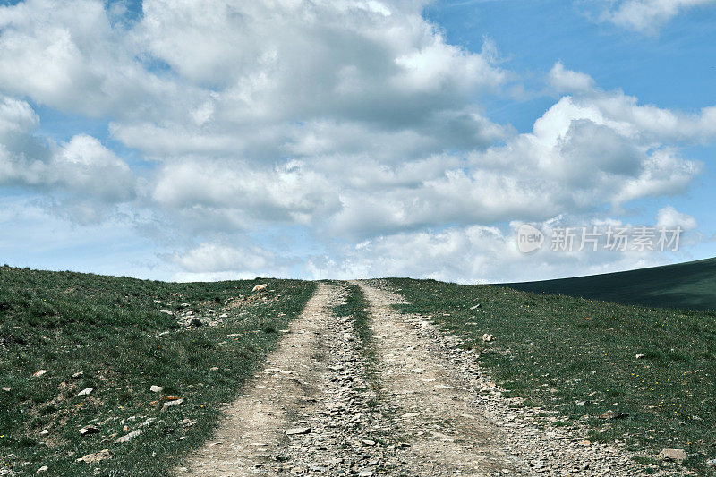 蜿蜒的道路穿过Saryjaz河上的山脉