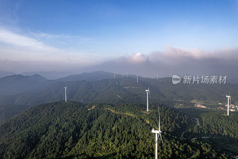 在阳光明媚的日子里，森林山上的风力涡轮机