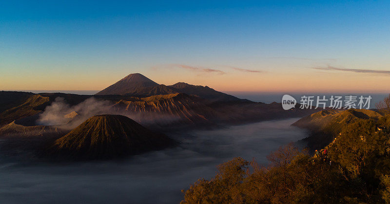 布罗莫山日出的航拍图像