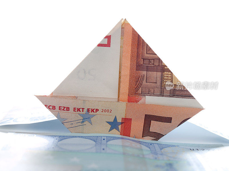 折叠起来的50欧元纸币上的帆船特写图像。两张20欧元钞票的波浪