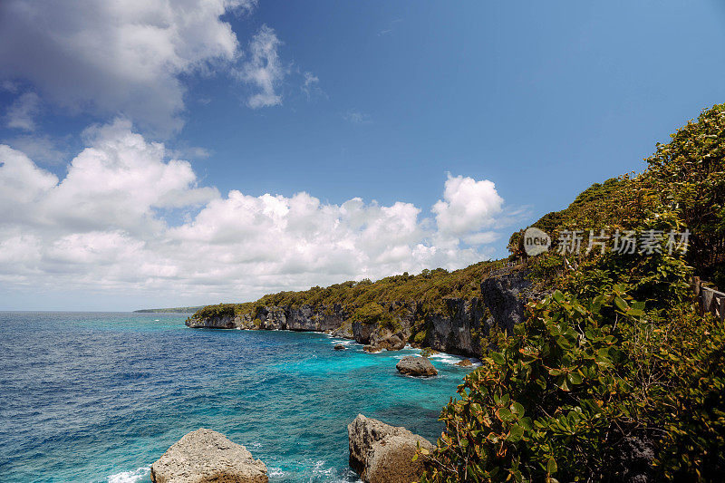 悬崖岩石形成与清晰的蓝天史诗视图