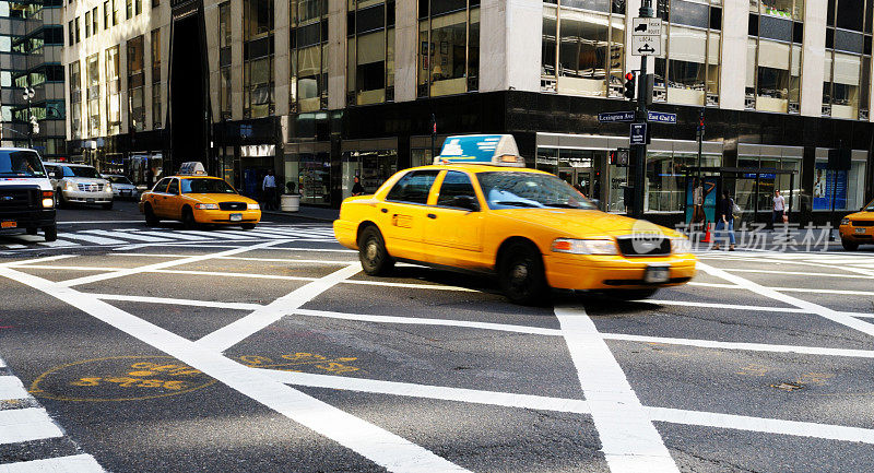 高峰时段的黄色出租车。