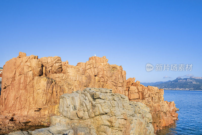 阿尔巴塔克斯的红岩，位于意大利撒丁岛东海岸的一个沿海村庄