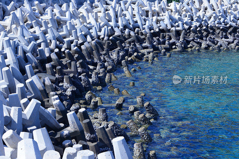 四足动物。消波混凝土砌块。混凝土海岸防护屏障