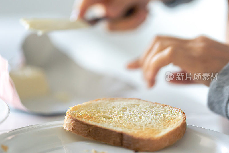 模糊背景上的一片面包特写。